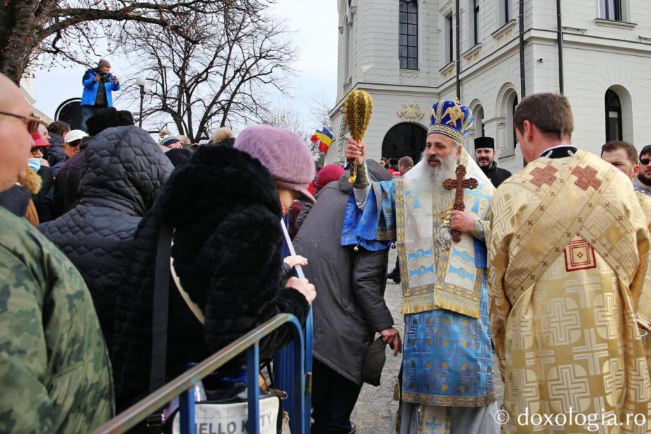 Ieșenii au fost binecuvântați de IPS Teofan, la început de an, cu Aghiasmă Mare, de sărbătoarea Bobotezei / Foto: Flavius Popa