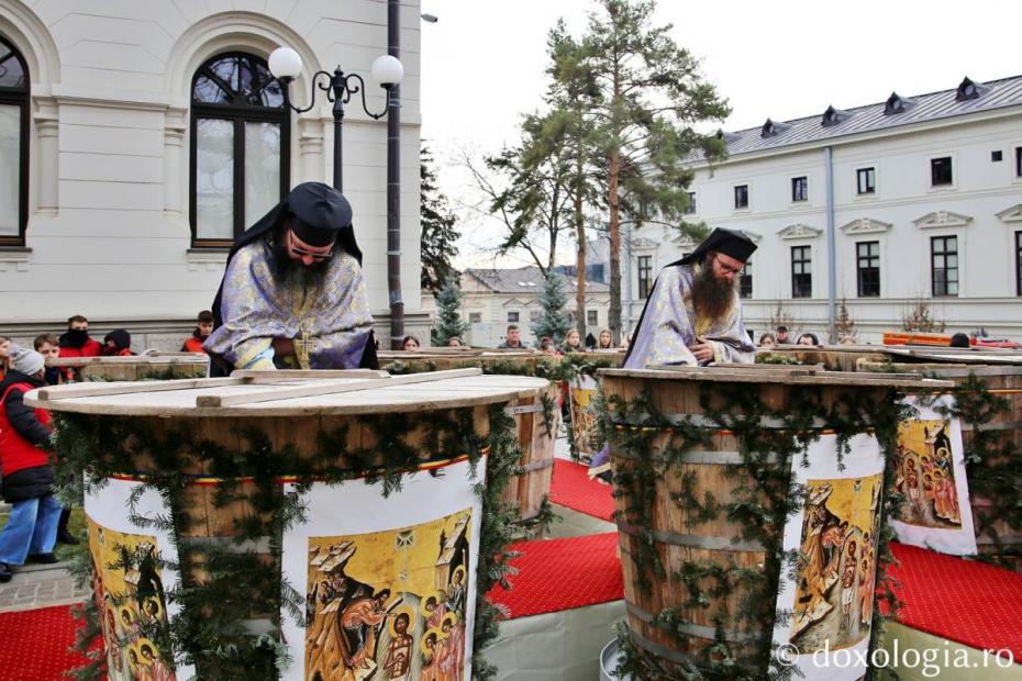 Părinții Catedralei Mitropolitane, împreună cu ierarhul, sfințind apa de Bobotează / Foto: Flavius Popa